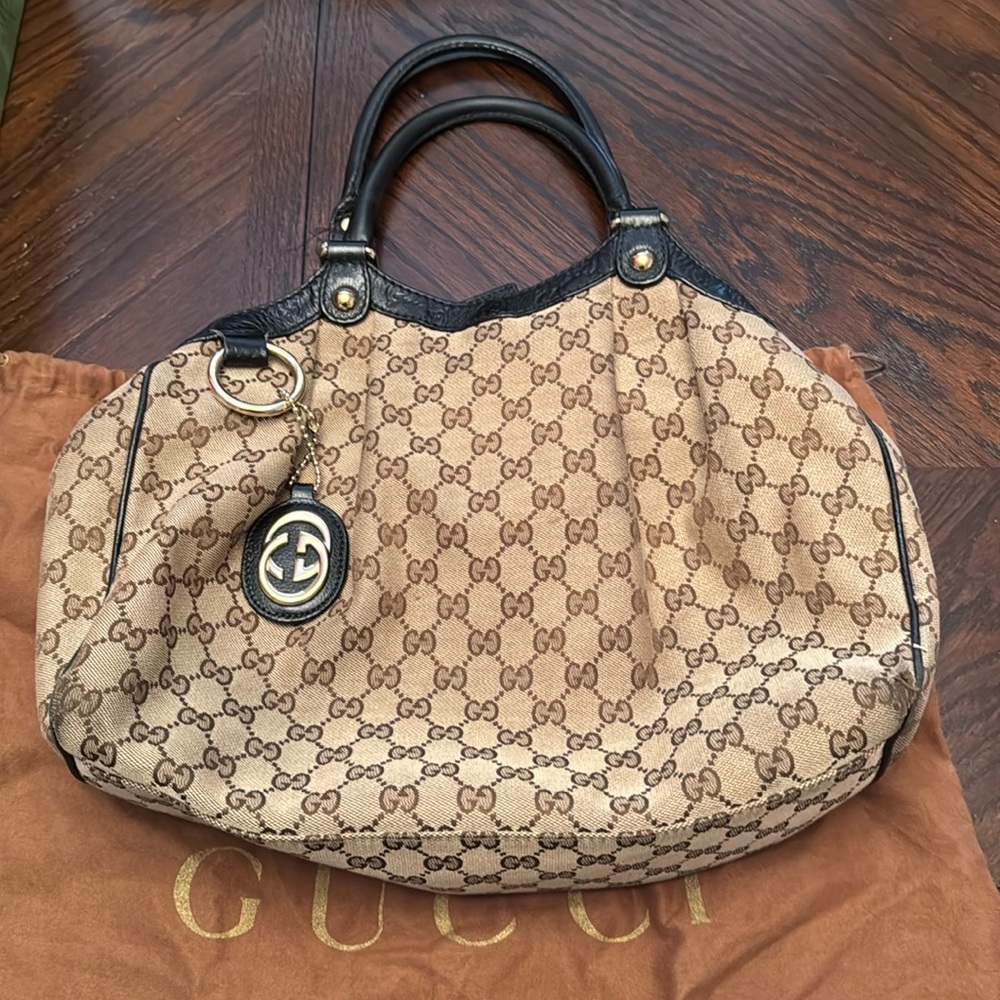 Gucci handbag. Good pre loved condition. I no longer use.